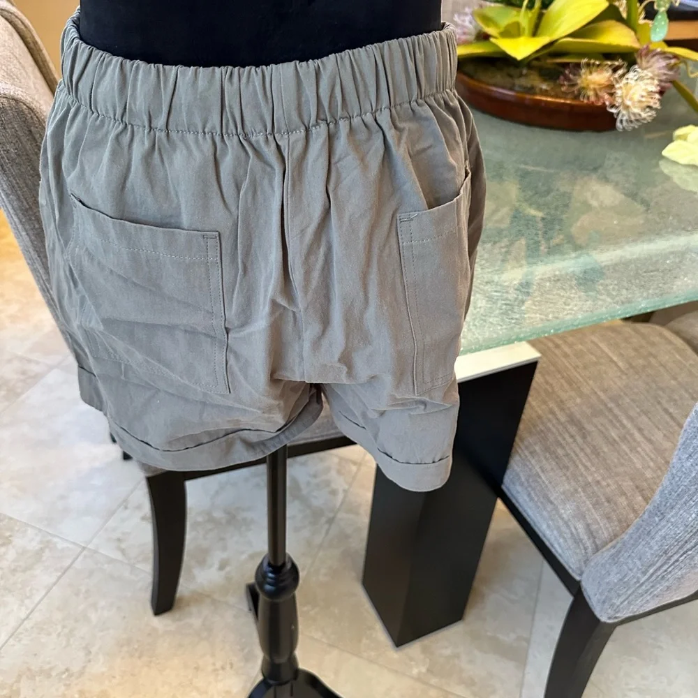 KHAKI GREEN ELASTIC AND DRAWSTRING SHORTS SIZE MED